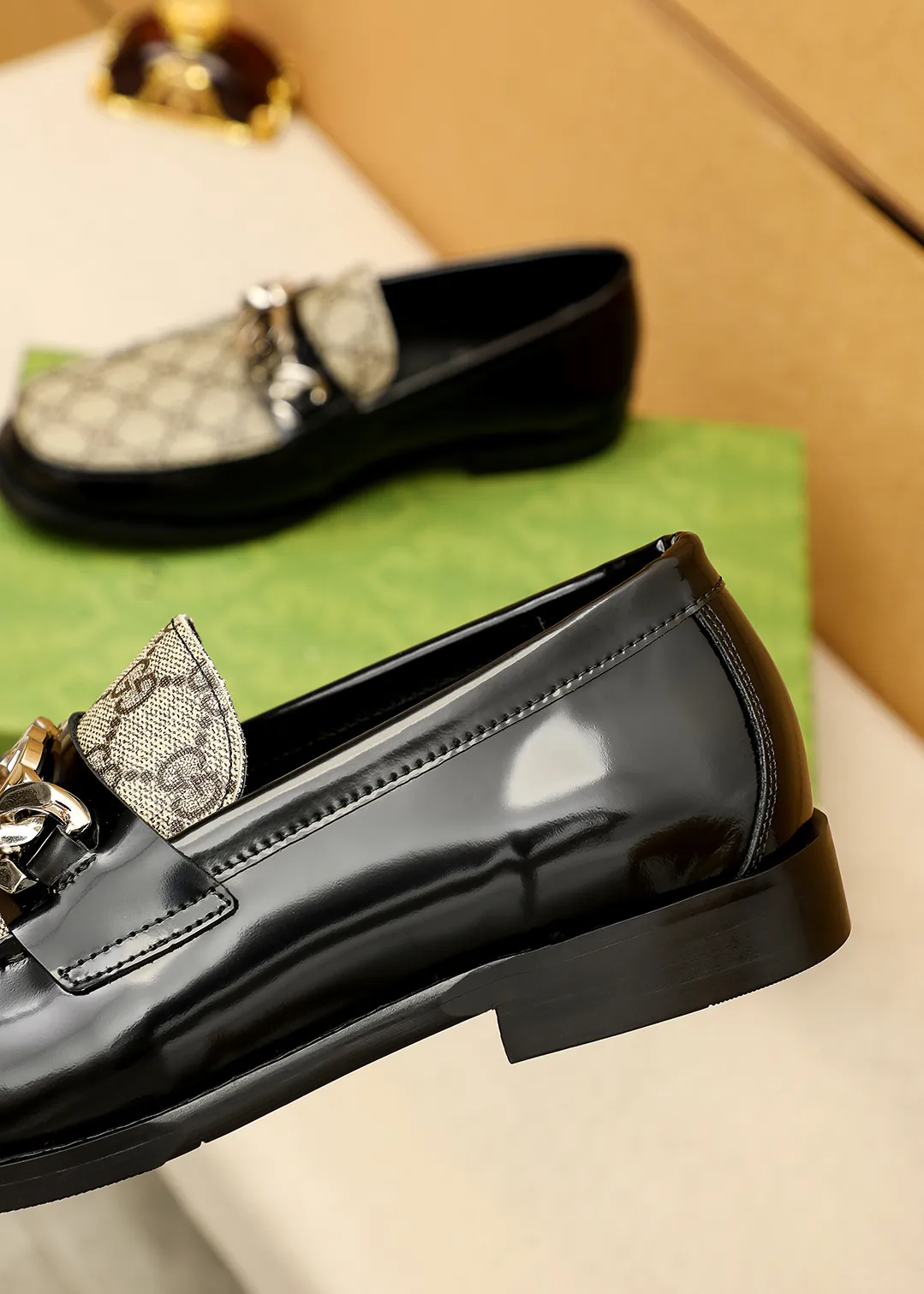 Men's shoes 💰480 💐 Product trademark: GUCCI "Gucci" casual leather shoes Regular size: 38-44 (45.46🉑️customized) Product materials: Selected imported first-layer calfskin embossed upper + luxury hardware buckle, imported water-dyed cowhide leather lining. Strong three-dimensional visual effect, original outsole color: 2 colors available